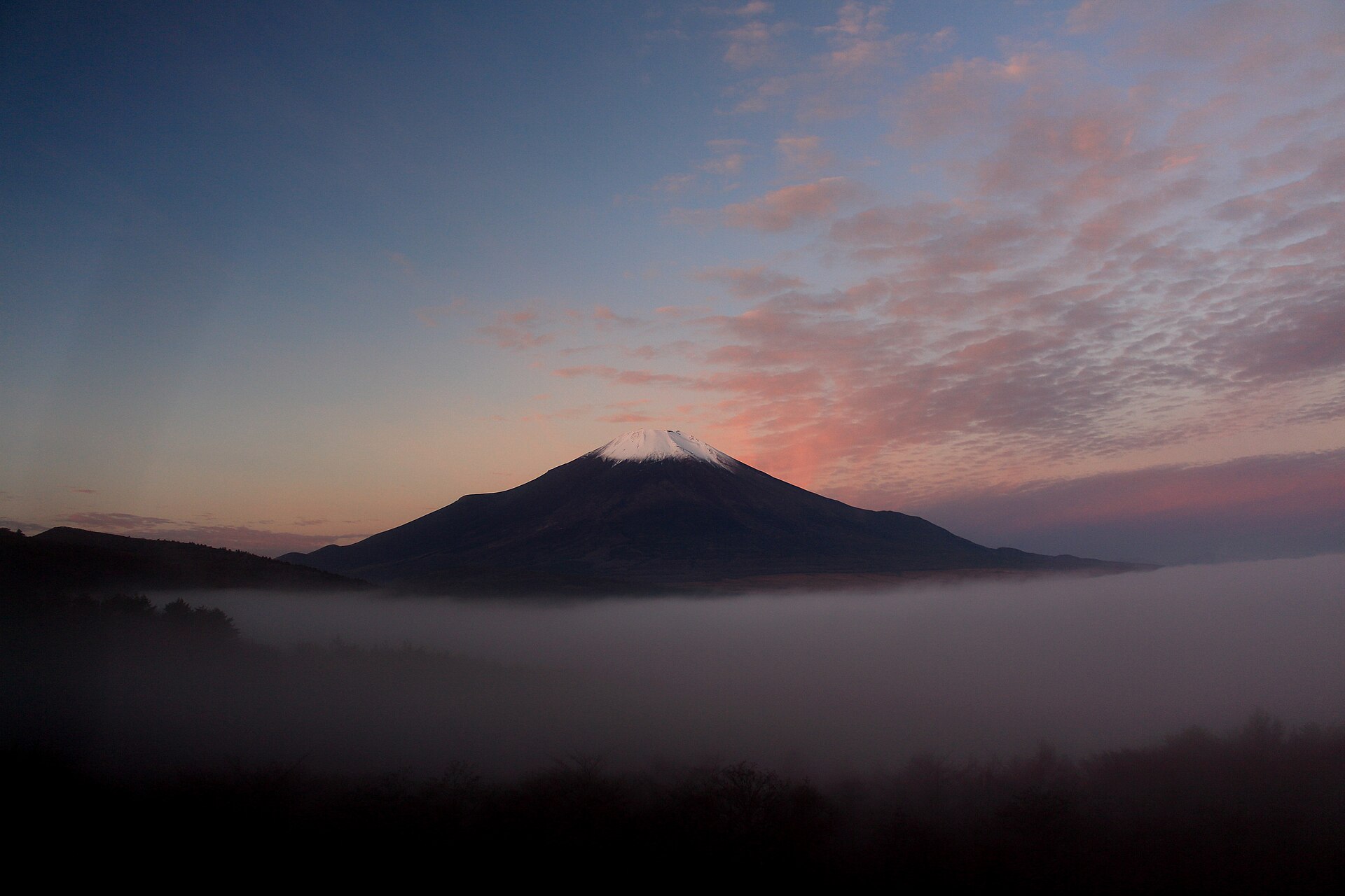 云海之上的富士山